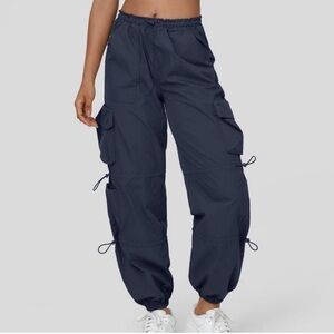 NWT Halara Cargo pants with pockets and drawstring size medium